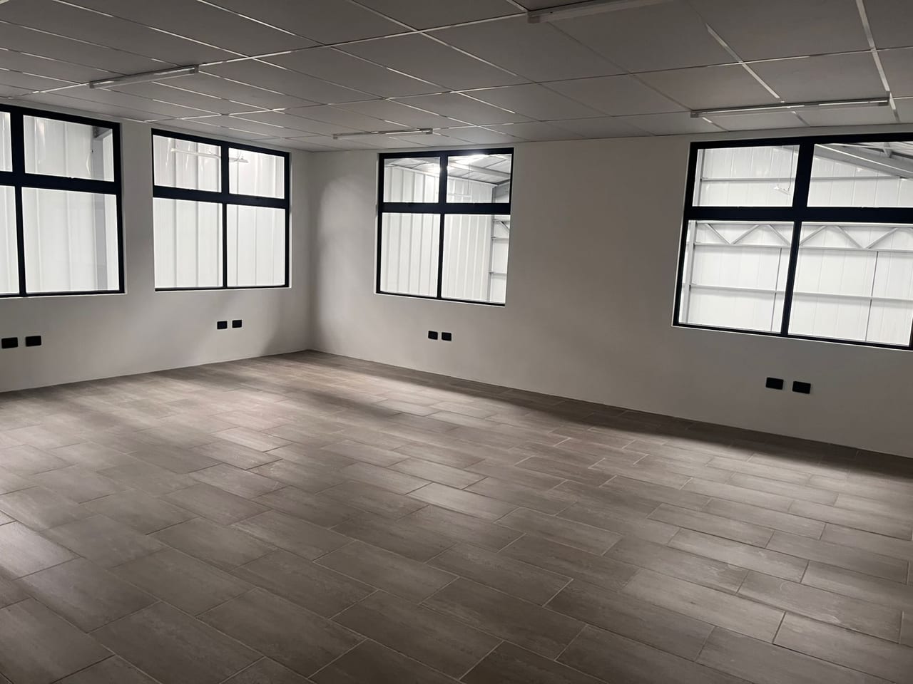 Ofibodega B en renta / desde 382.86 m² en la Vas — foto 3 de 9