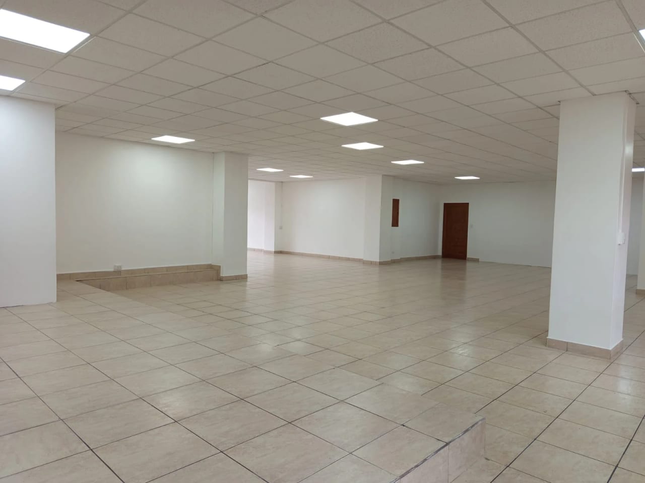 SE RENTA AMPLIA OFICINA CORPORATIVA DE 240 MT2 EN ZONA 13 — foto 6 de 17