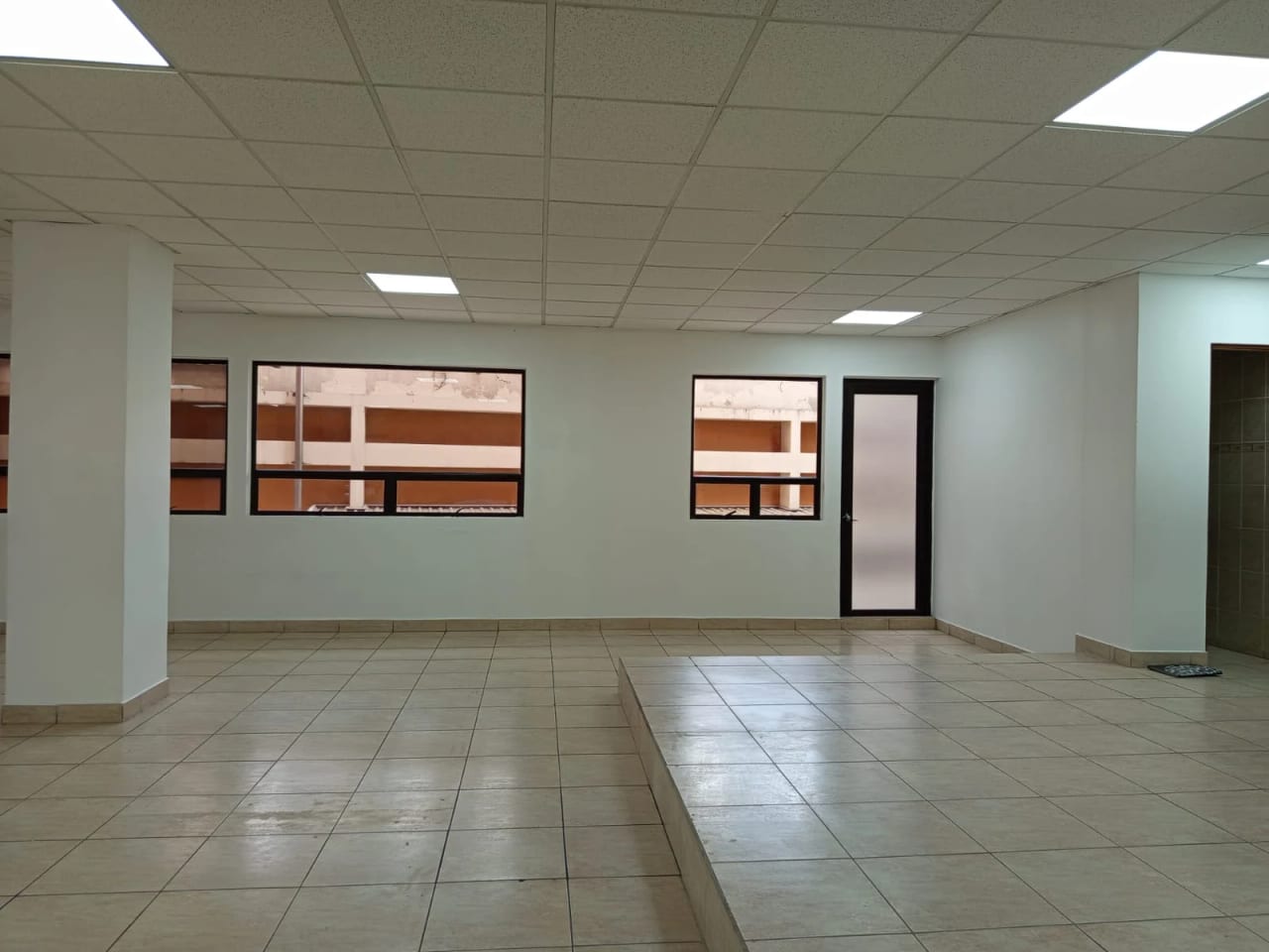 SE RENTA AMPLIA OFICINA CORPORATIVA DE 240 MT2 EN ZONA 13 — foto 14 de 17