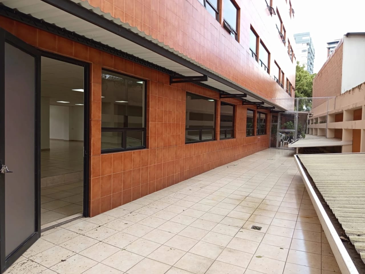 SE RENTA AMPLIA OFICINA CORPORATIVA DE 240 MT2 EN ZONA 13 — foto 16 de 17
