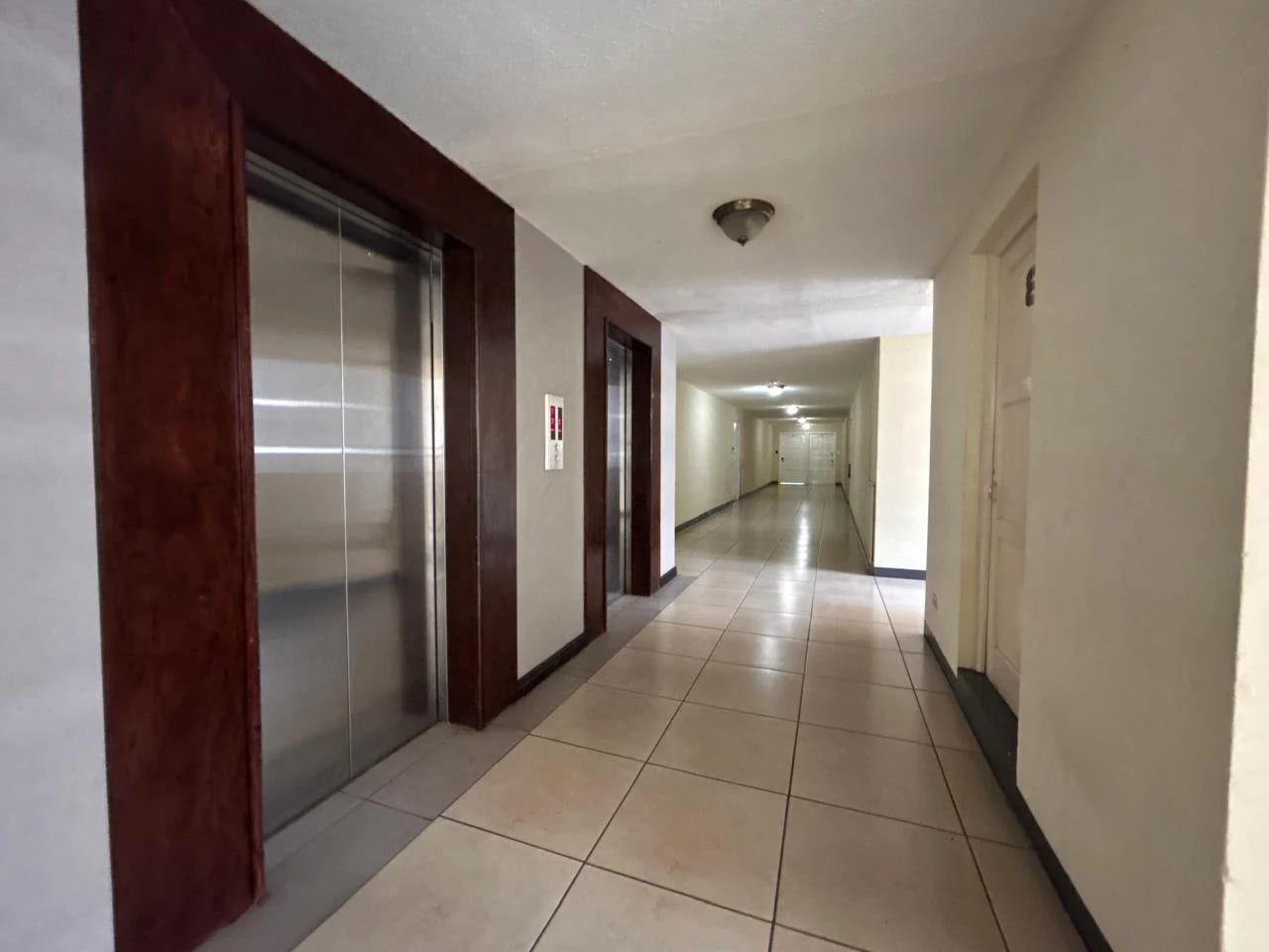 Apartamento en renta Zona 10 sobre Avenida Reforma — foto 3 de 9