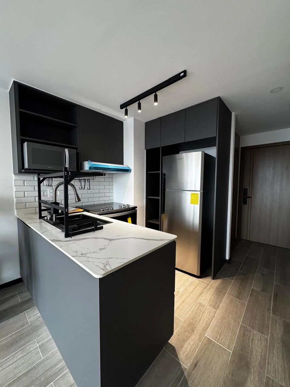 🏢 Apartamento en Renta – Biko Apartamentos, Zona 10 — foto 1 de 14