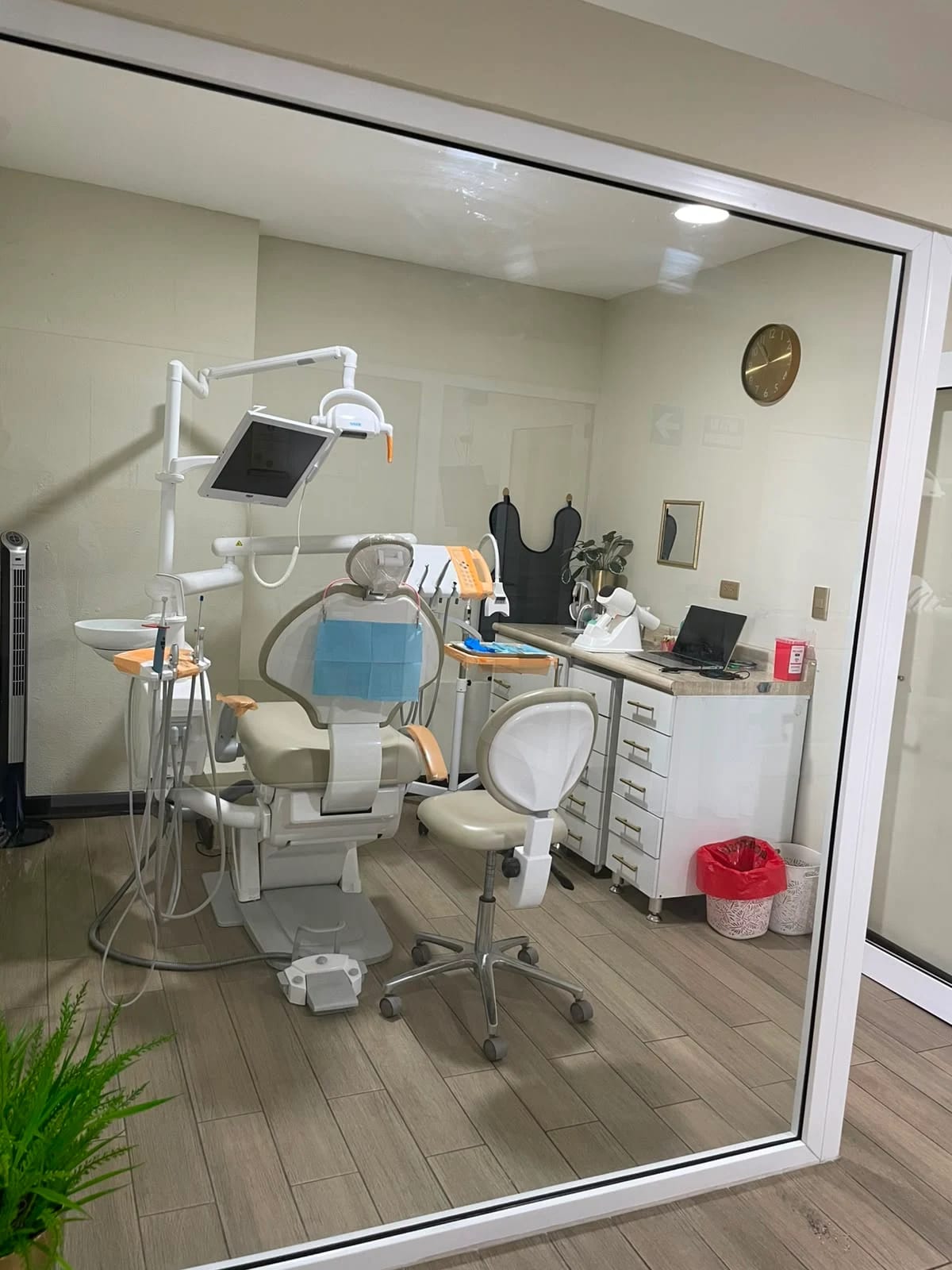 Cabina con Unidad Dental en Alquiler Zona 10 — foto 3 de 3