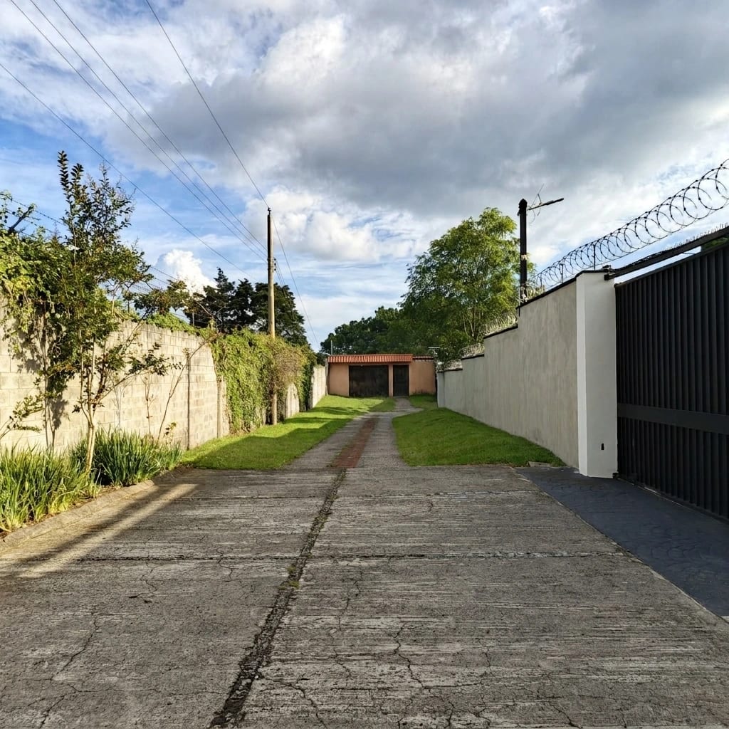 Terreno amplio con casa en CAES — foto 1 de 17