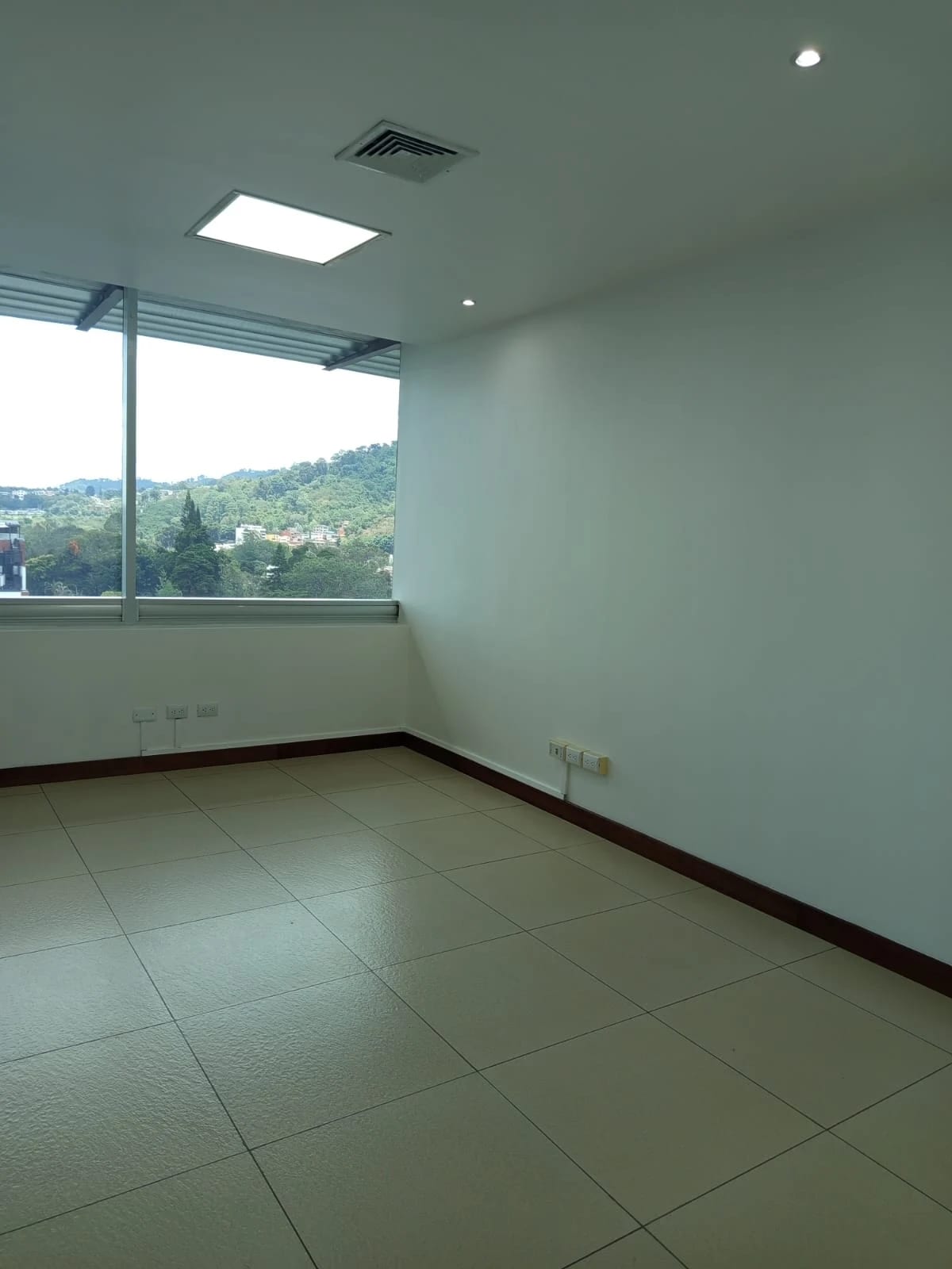 Se Renta Oficina en Edificio Avante Zona 15 — foto 11 de 17