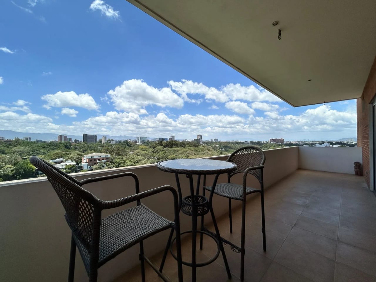 Renta Apartamento de Nivel Completo con Vistas 360° en Zona 15 — foto 5 de 12