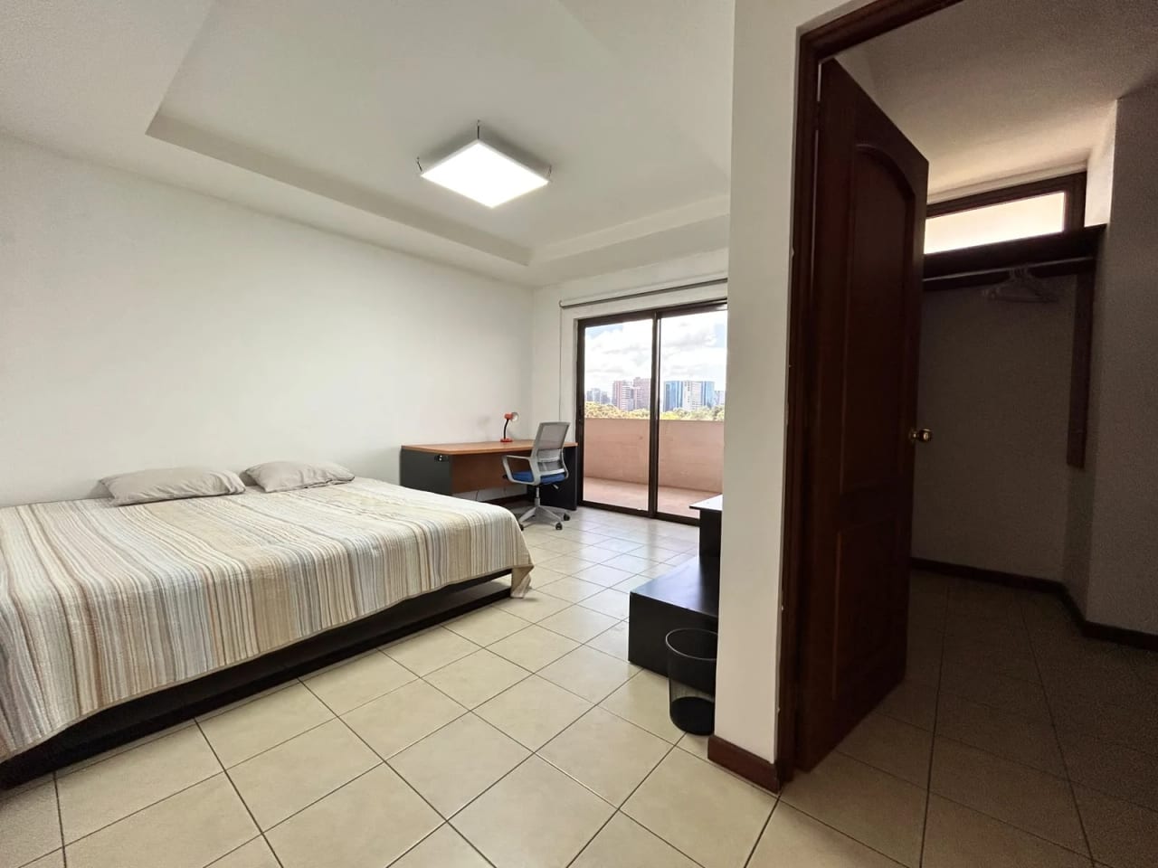 Renta Apartamento de Nivel Completo con Vistas 360° en Zona 15 — foto 7 de 12