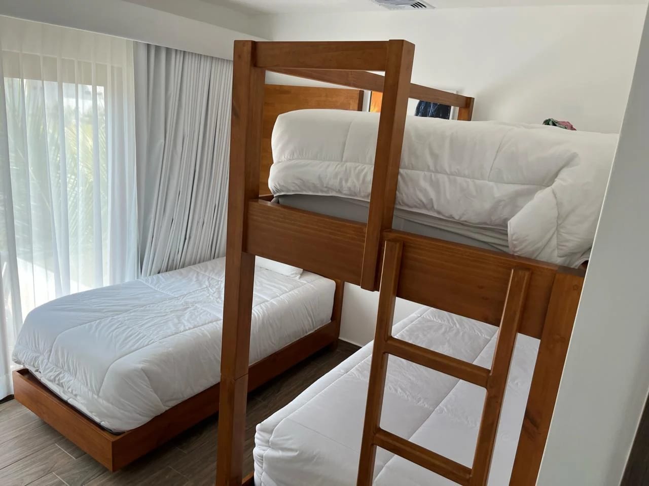 Dormitorio 2 — Exclusiva Villa de Descanso en Residencial La Mar, Monterrico — foto 7 de 9