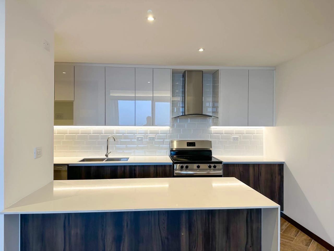 Cocina — APARTAMENTO EN VENTA Edificio Naori Zona 10 — foto 2 de 15