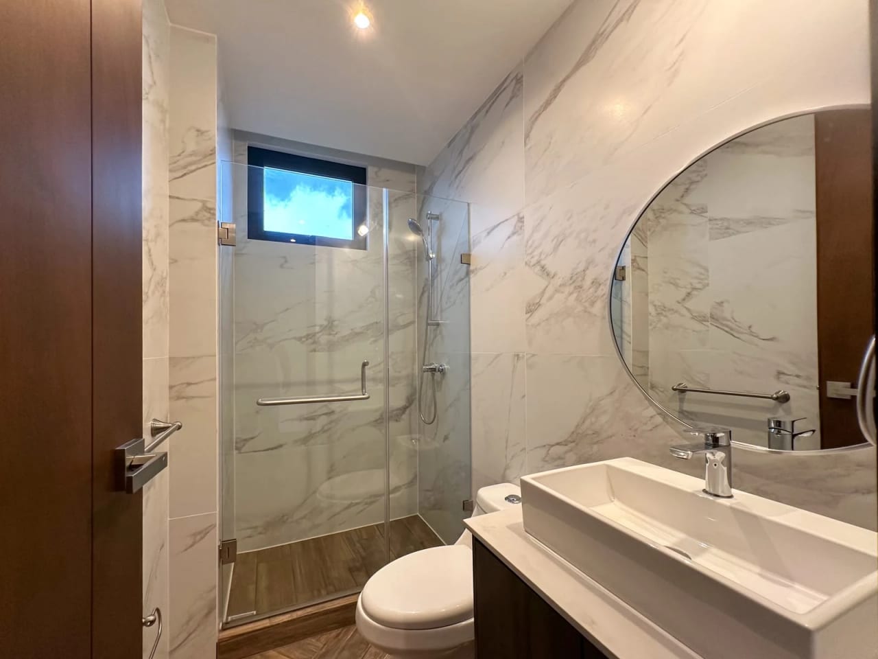 Baño — APARTAMENTO EN VENTA Edificio Naori Zona 10 — foto 8 de 15