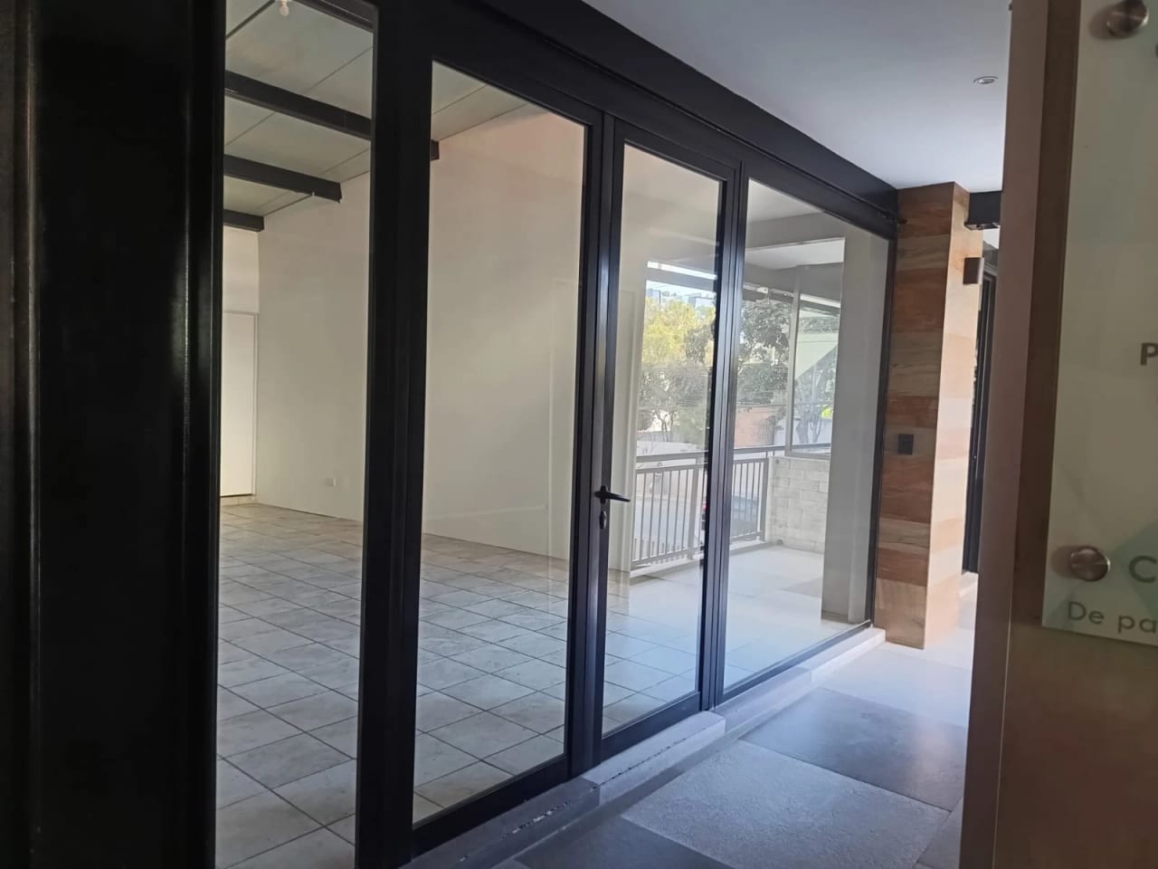 Excelente Local Comercial en Renta – Zona 10 — foto 2 de 7