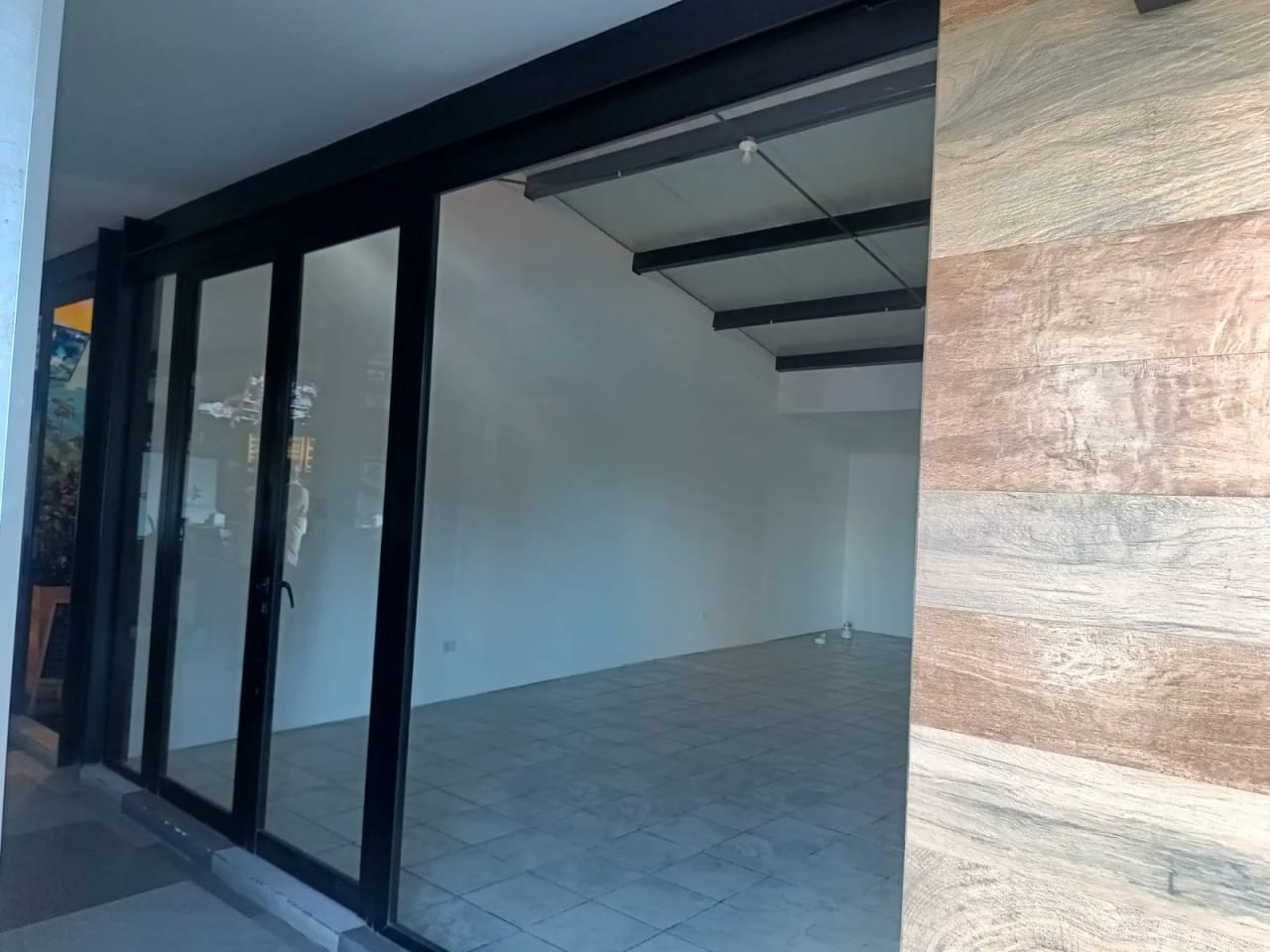Excelente Local Comercial en Renta – Zona 10 — foto 5 de 7