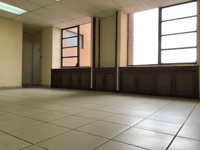 Se Renta Oficina en Zona 9 — foto 1 de 3