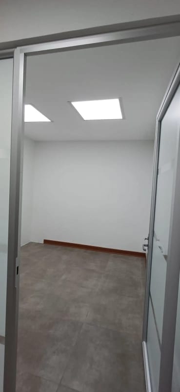 Se renta oficina en zona 10 de 96.45 metros — foto 8 de 12