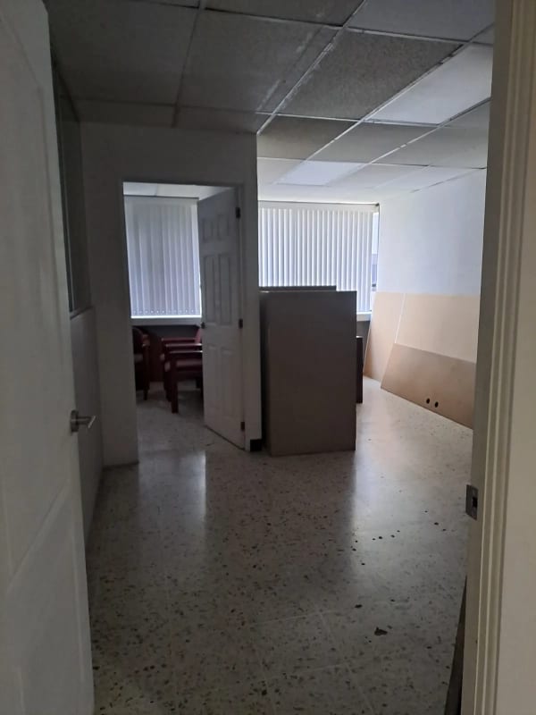 Se renta oficina en zona 10 de 67.80 metros — foto 1 de 3