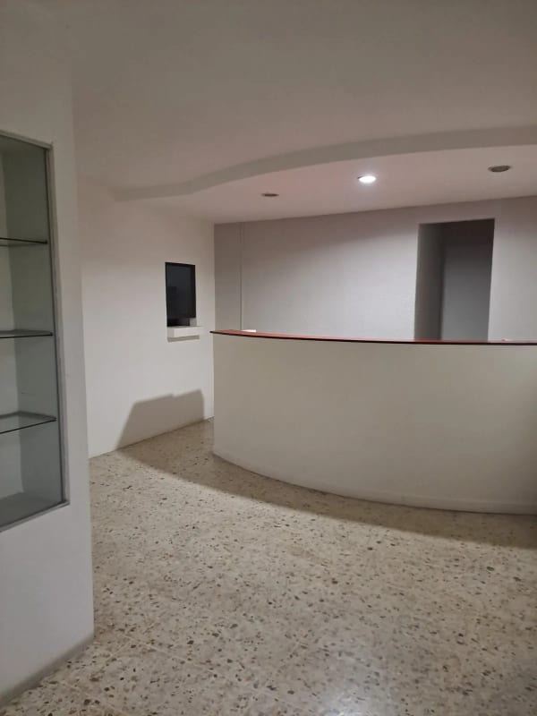 Se renta oficina en zona 10 de 67.80 metros — foto 2 de 3
