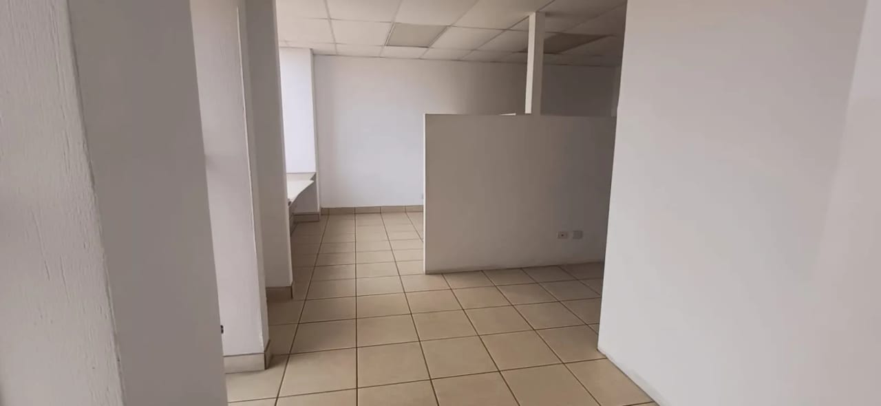 OFICINA EN RENTA - ZONA 9 — foto 2 de 7