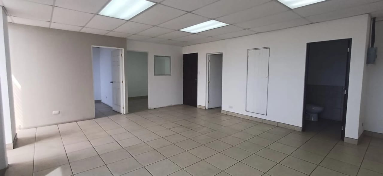 SE RENTA OFICINA EN ZONA 9 — foto 1 de 6