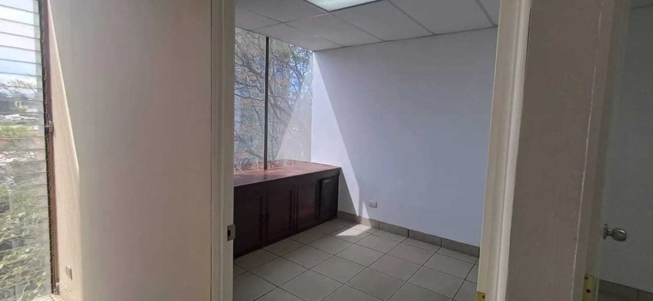 SE RENTA OFICINA EN ZONA 9 — foto 3 de 6